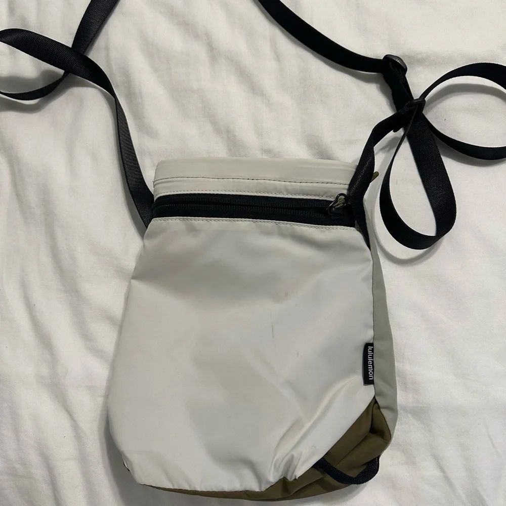 Waterbottle Crossbody - Picture 2 of 4